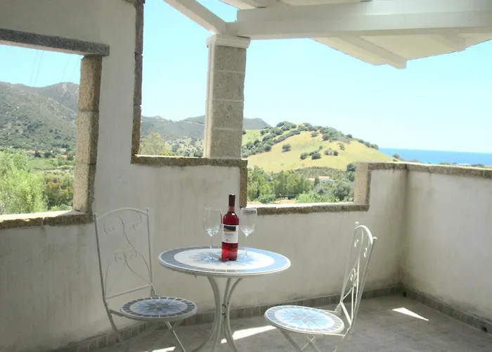 Sardinia Yellow House 度假居