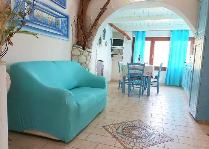 Sardinia Yellow House 度假居