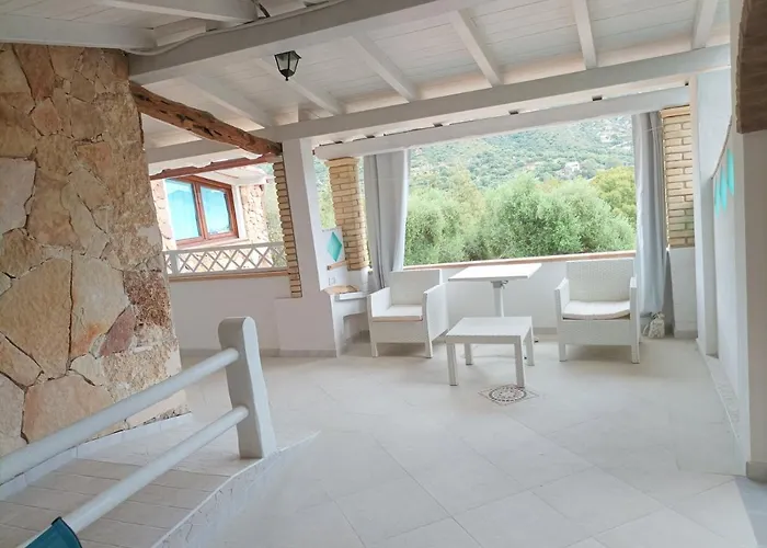 Sardinia Yellow House * 索拉纳斯