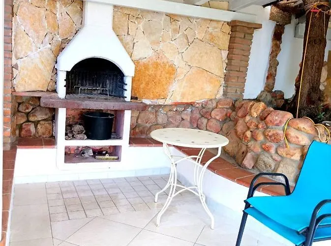 Sardinia Yellow House * 索拉纳斯