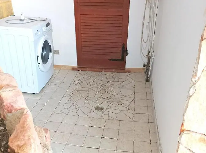 Sardinia Yellow House 索拉纳斯