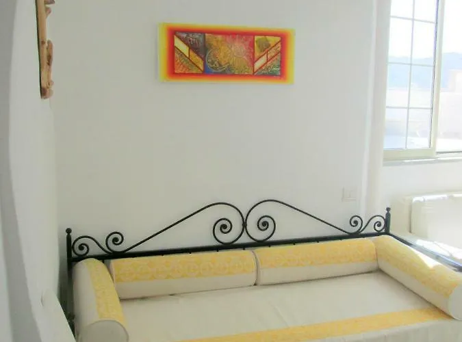 Sardinia Yellow House 索拉纳斯